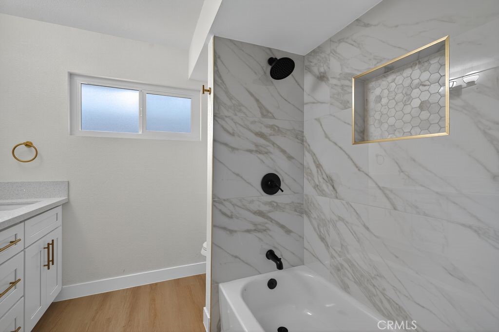606 East Jackson Street Rialto, CA 92376 - Photo 21 of 29 a bathroom with a bathtub