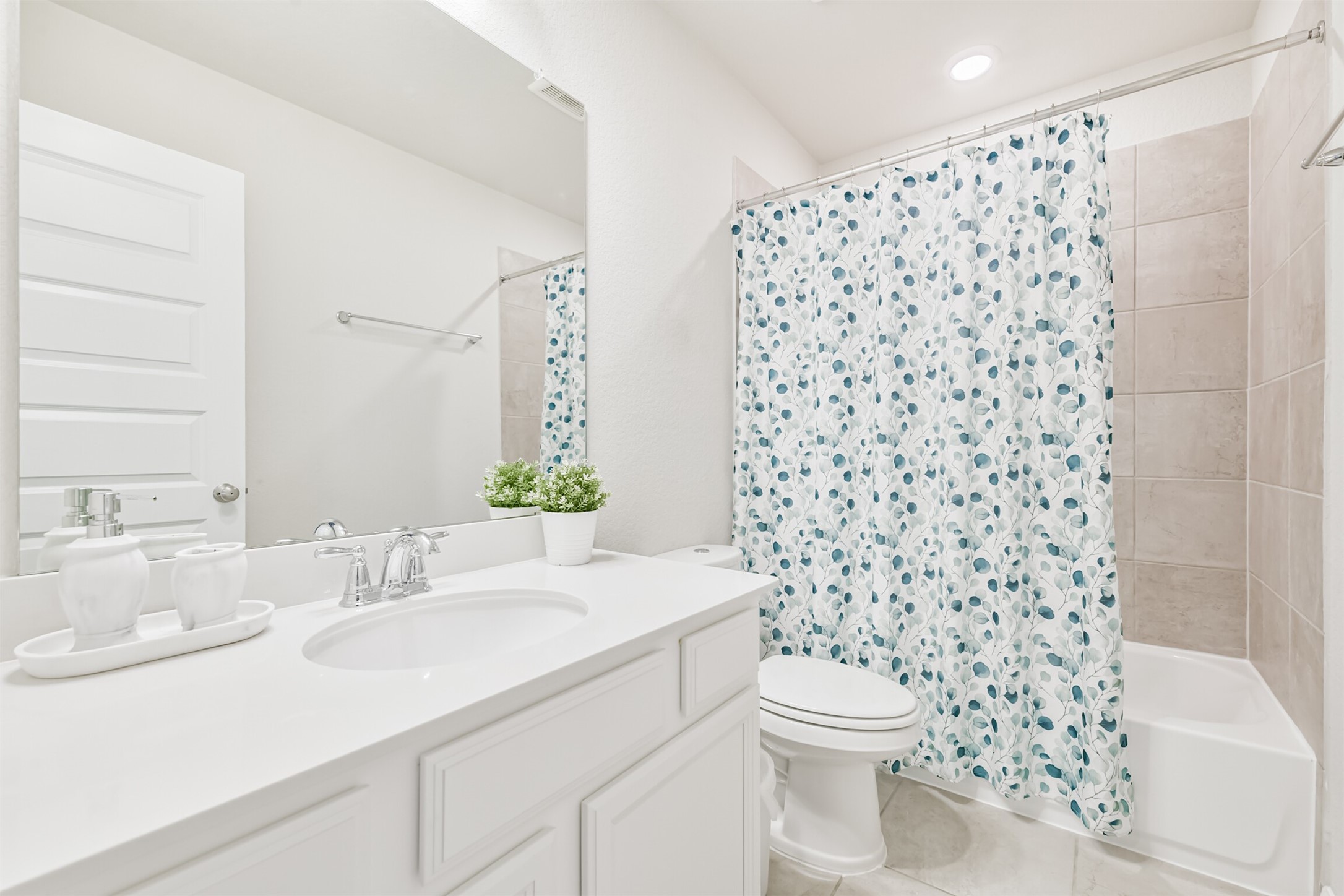 17465 Buckeye Branch Conroe, TX 77385 - Photo 27 of 47 Spacious secondary bath with quartz countertops, cabinets and tub/shower combo
