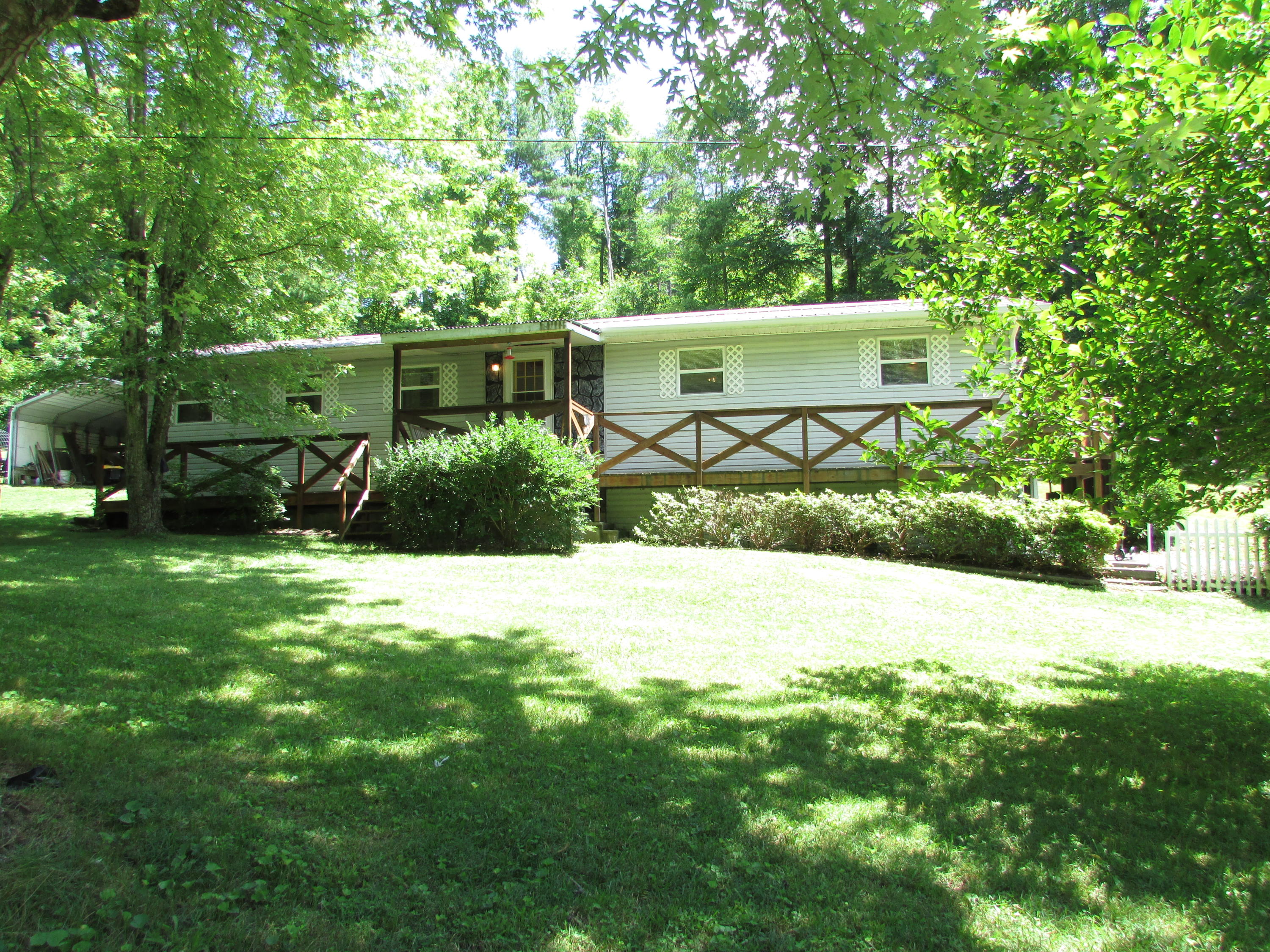 154 Carter Branch Road Elizabethton, TN 37643 - Photo 4 of 25 IMG_6723
