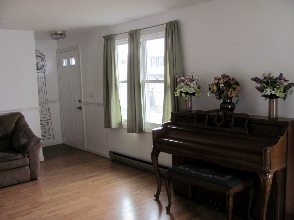 42 Grammont Road Worcester, MA 01607 - Photo 3 of 14 Gallery Image 3