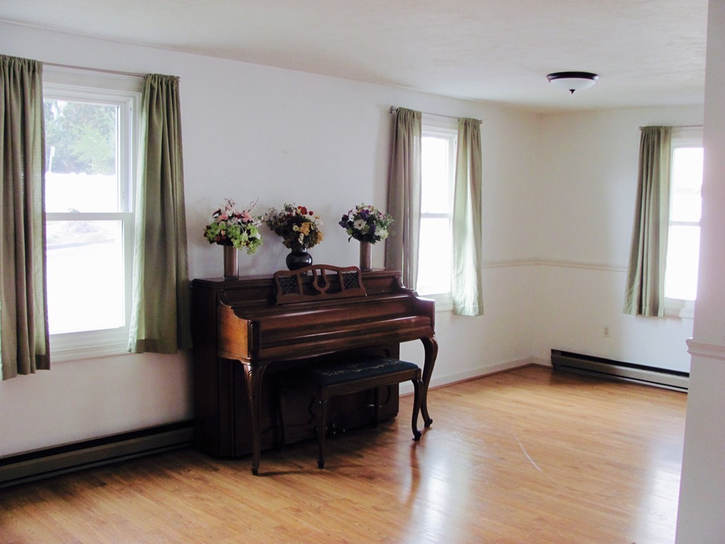 42 Grammont Road Worcester, MA 01607 - Photo 4 of 14 Gallery Image 4