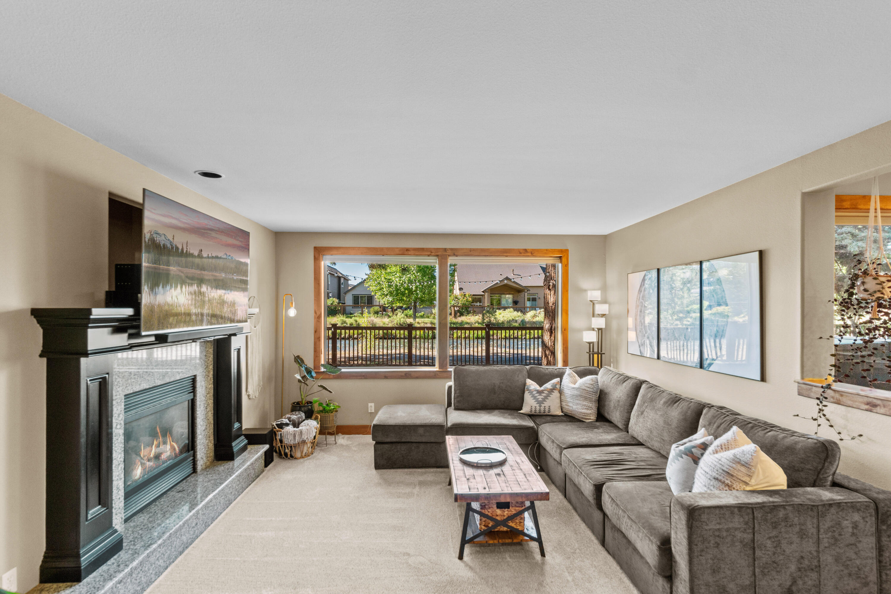 61165 Ridgewater Loop Bend, OR 97702 - Photo 15 of 40 16. Family room window