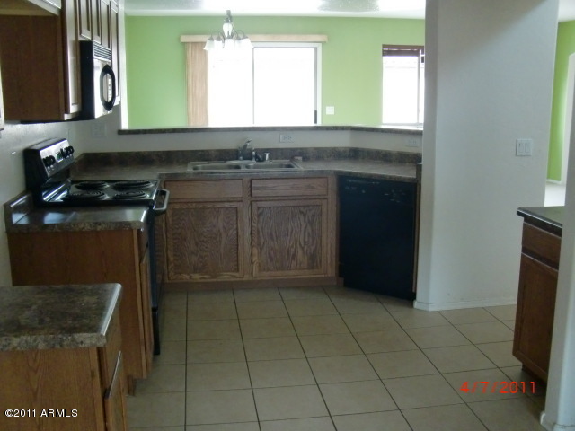 9836 West Heber Road Tolleson, AZ 85353 - Photo 4 of 7 kitchen