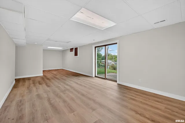 $2,090 | 3106 Maplecrest Road, Bettendorf, IA 52722