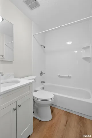 $2,090 | 3106 Maplecrest Road, Bettendorf, IA 52722