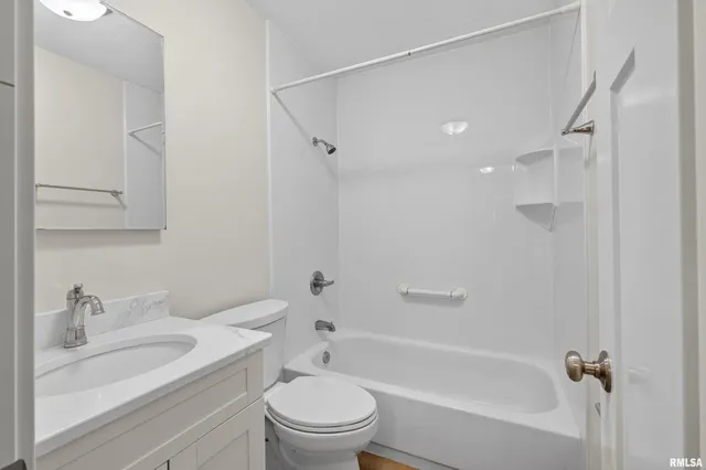 $2,090 | 3106 Maplecrest Road, Bettendorf, IA 52722