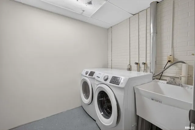 $2,090 | 3106 Maplecrest Road, Bettendorf, IA 52722