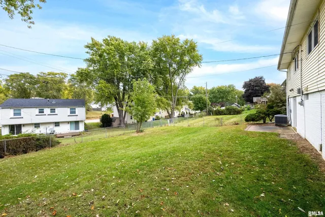 $2,090 | 3106 Maplecrest Road, Bettendorf, IA 52722