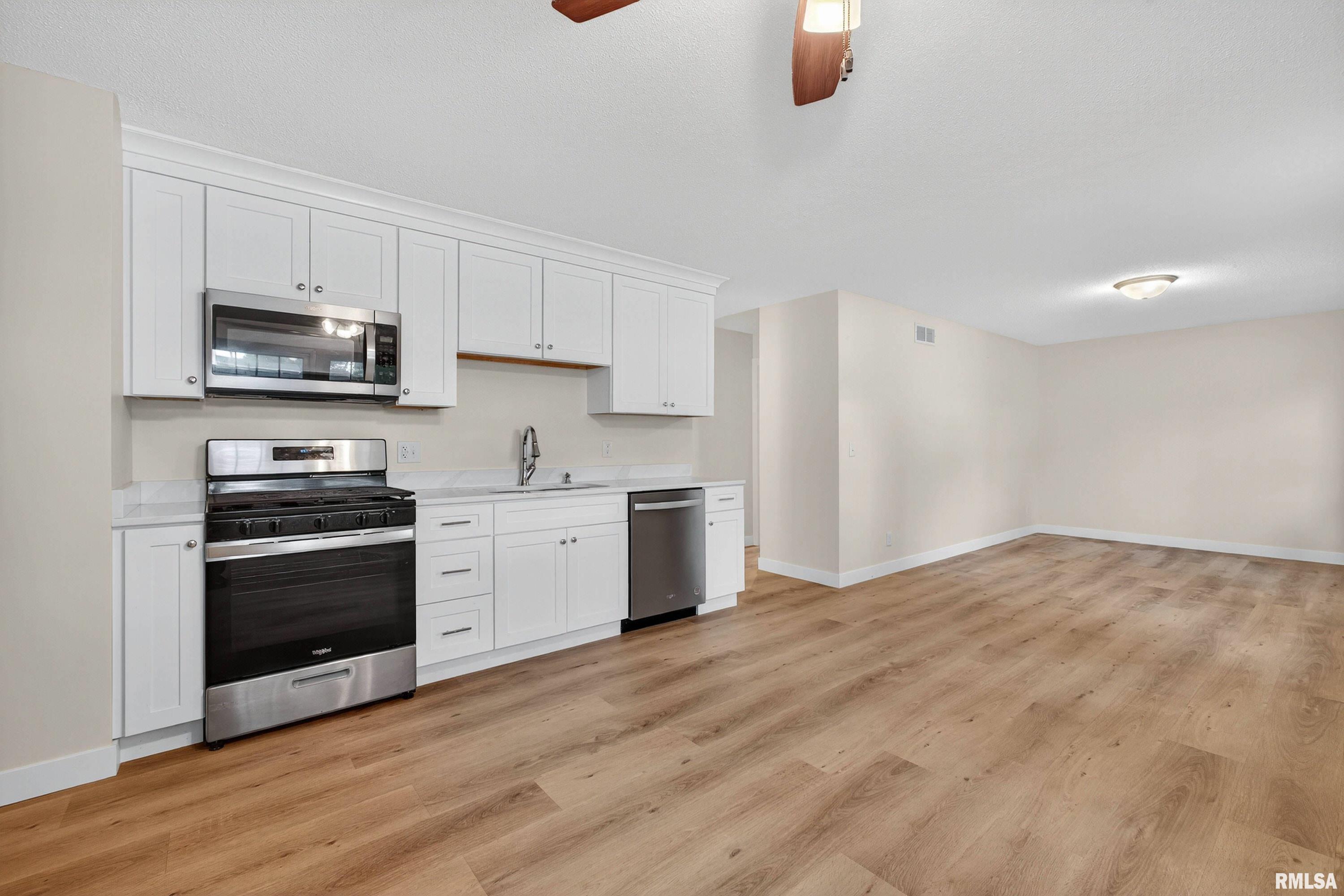 3106 Maplecrest Road Bettendorf, IA 52722 - Photo 4 of 29