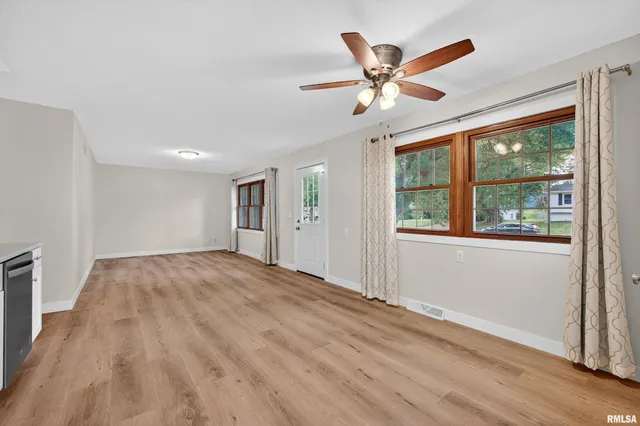 $2,090 | 3106 Maplecrest Road, Bettendorf, IA 52722