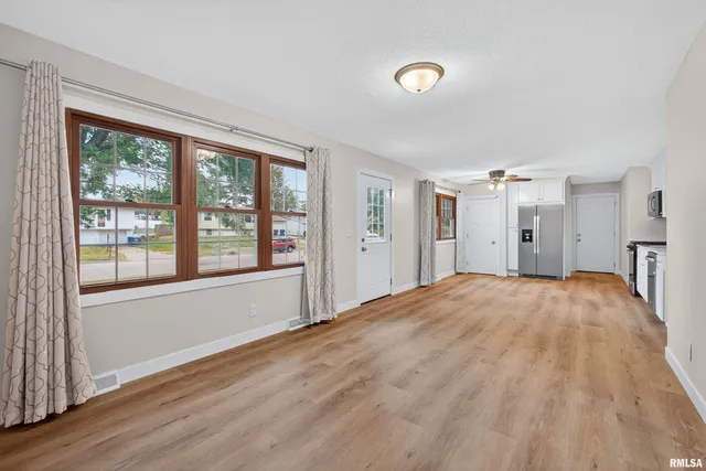 $2,090 | 3106 Maplecrest Road, Bettendorf, IA 52722