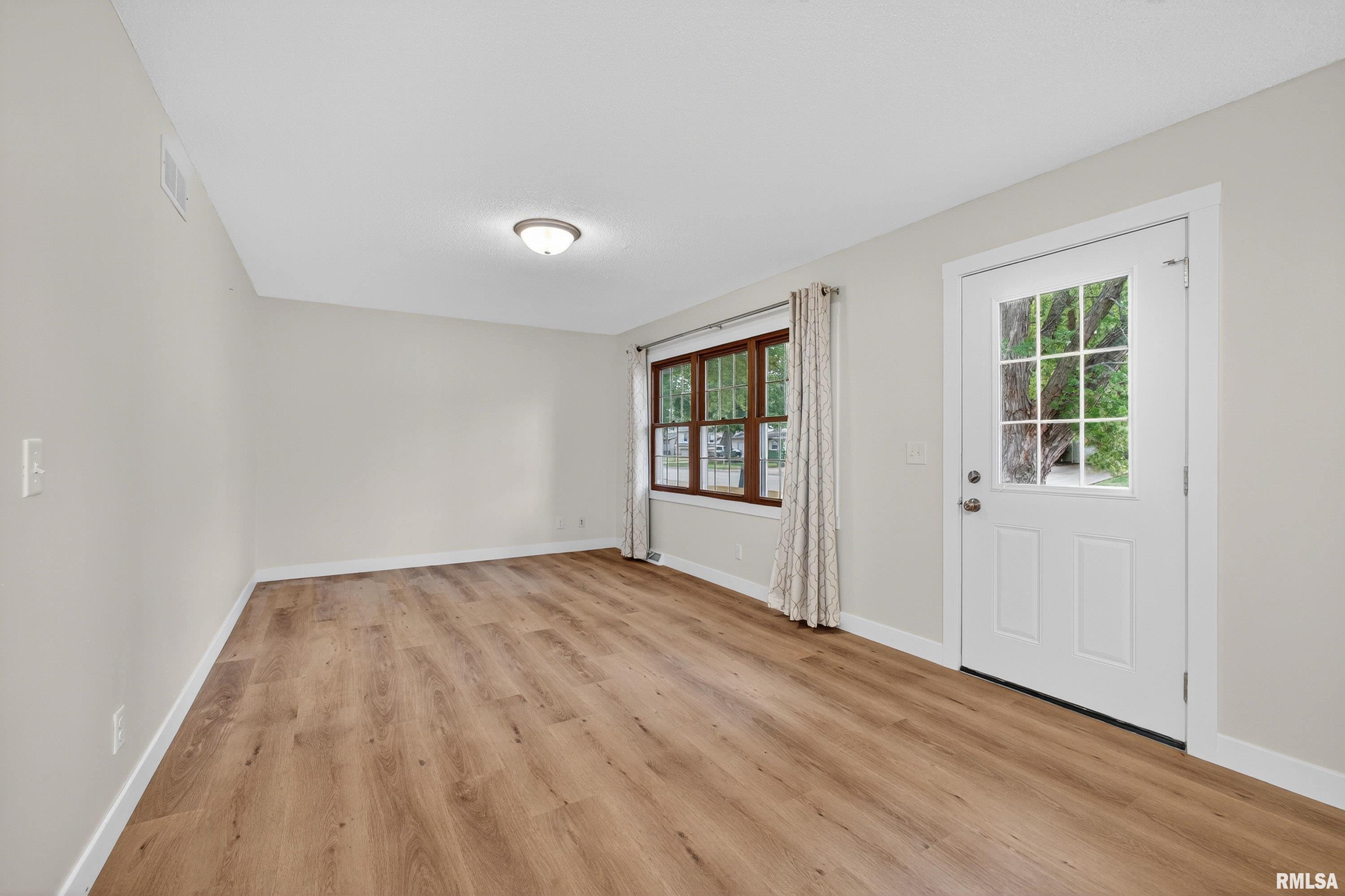 3106 Maplecrest Road Bettendorf, IA 52722 - Photo 8 of 29