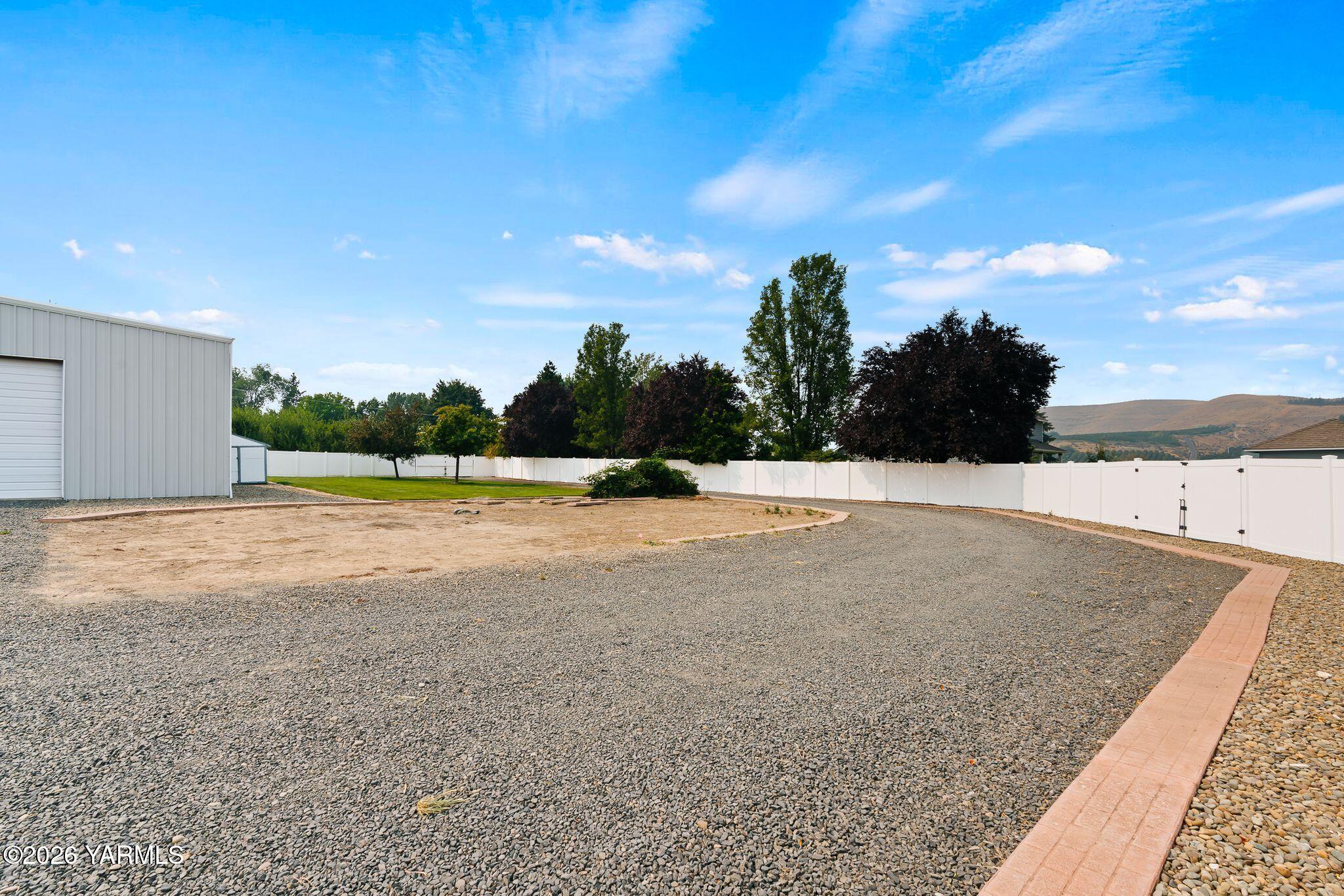 575 Parish Road Selah, WA 98942 - Photo 32 of 36 32_Exterior_ExpansiveFencedYard
