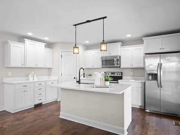 $2,495 | 709 Valencia Drive, Clarksville, TN 37043