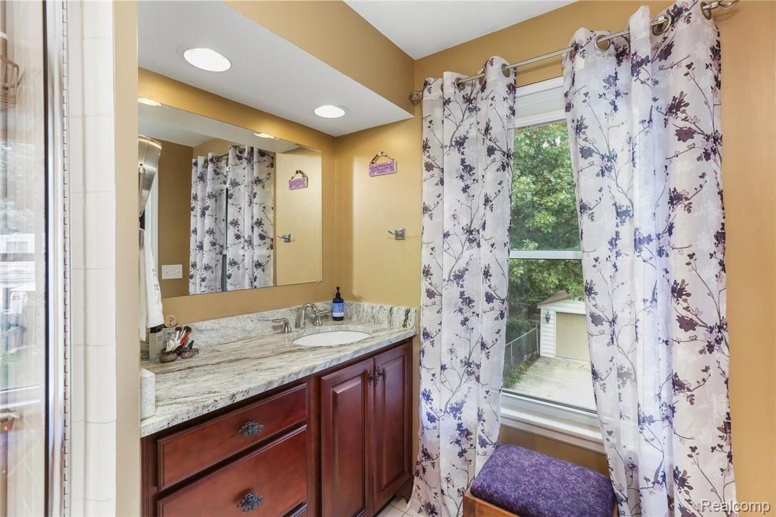 1600 Roslyn Road Grosse Pointe, MI 48236 - Photo 20 of 24 MasterBathWindow.jpg
