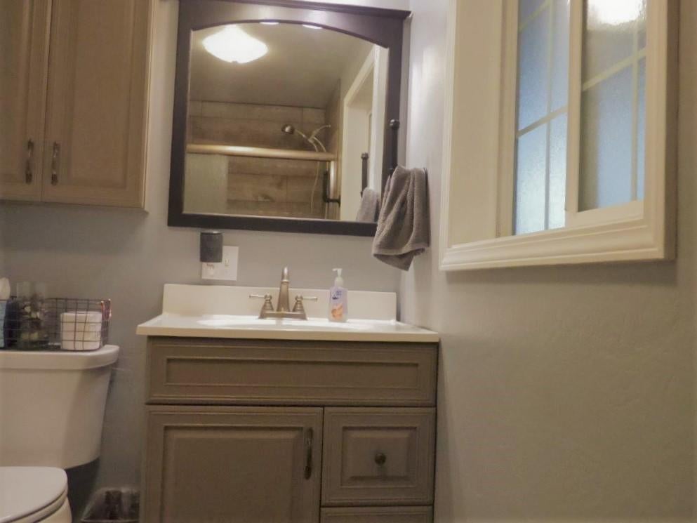 1068 Wards Creek Road Rogue River, OR 97537 - Photo 36 of 57 Full Guest Bathroom. Super clean and remodeled!