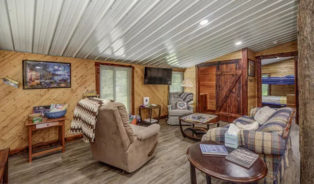 $777,000 | 157 Lakeshore Drive, Eddyville, KY 42038