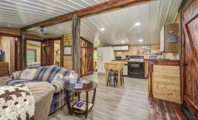 $777,000 | 157 Lakeshore Drive, Eddyville, KY 42038