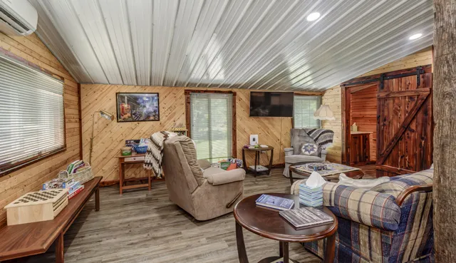 $777,000 | 157 Lakeshore Drive, Eddyville, KY 42038