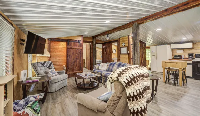 $777,000 | 157 Lakeshore Drive, Eddyville, KY 42038