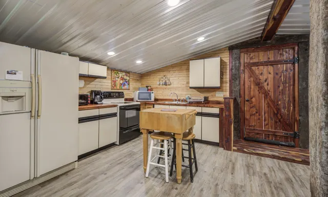 $777,000 | 157 Lakeshore Drive, Eddyville, KY 42038