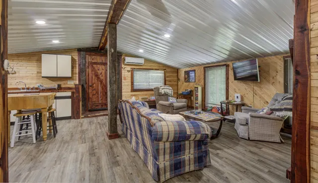 $777,000 | 157 Lakeshore Drive, Eddyville, KY 42038