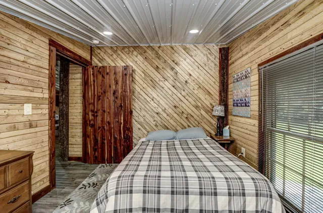 $777,000 | 157 Lakeshore Drive, Eddyville, KY 42038