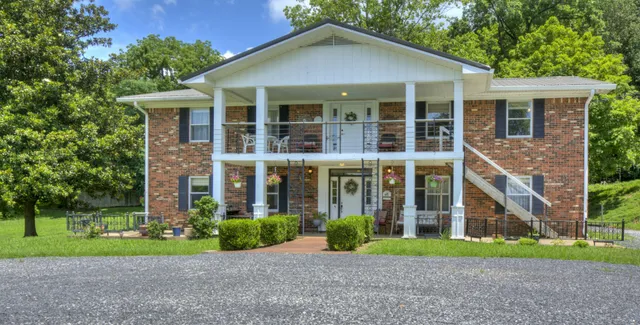 $777,000 | 157 Lakeshore Drive, Eddyville, KY 42038