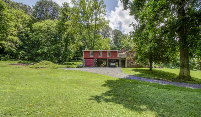 $777,000 | 157 Lakeshore Drive, Eddyville, KY 42038