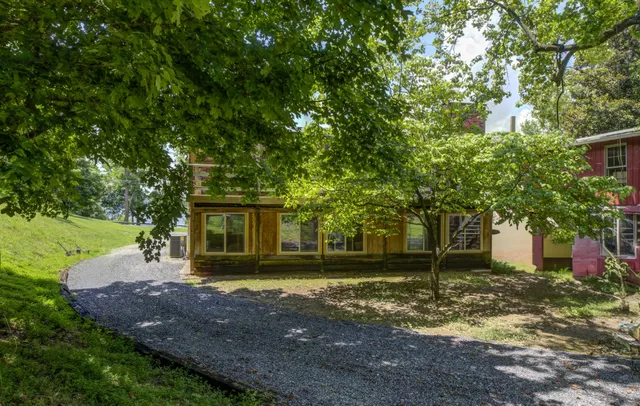 $777,000 | 157 Lakeshore Drive, Eddyville, KY 42038