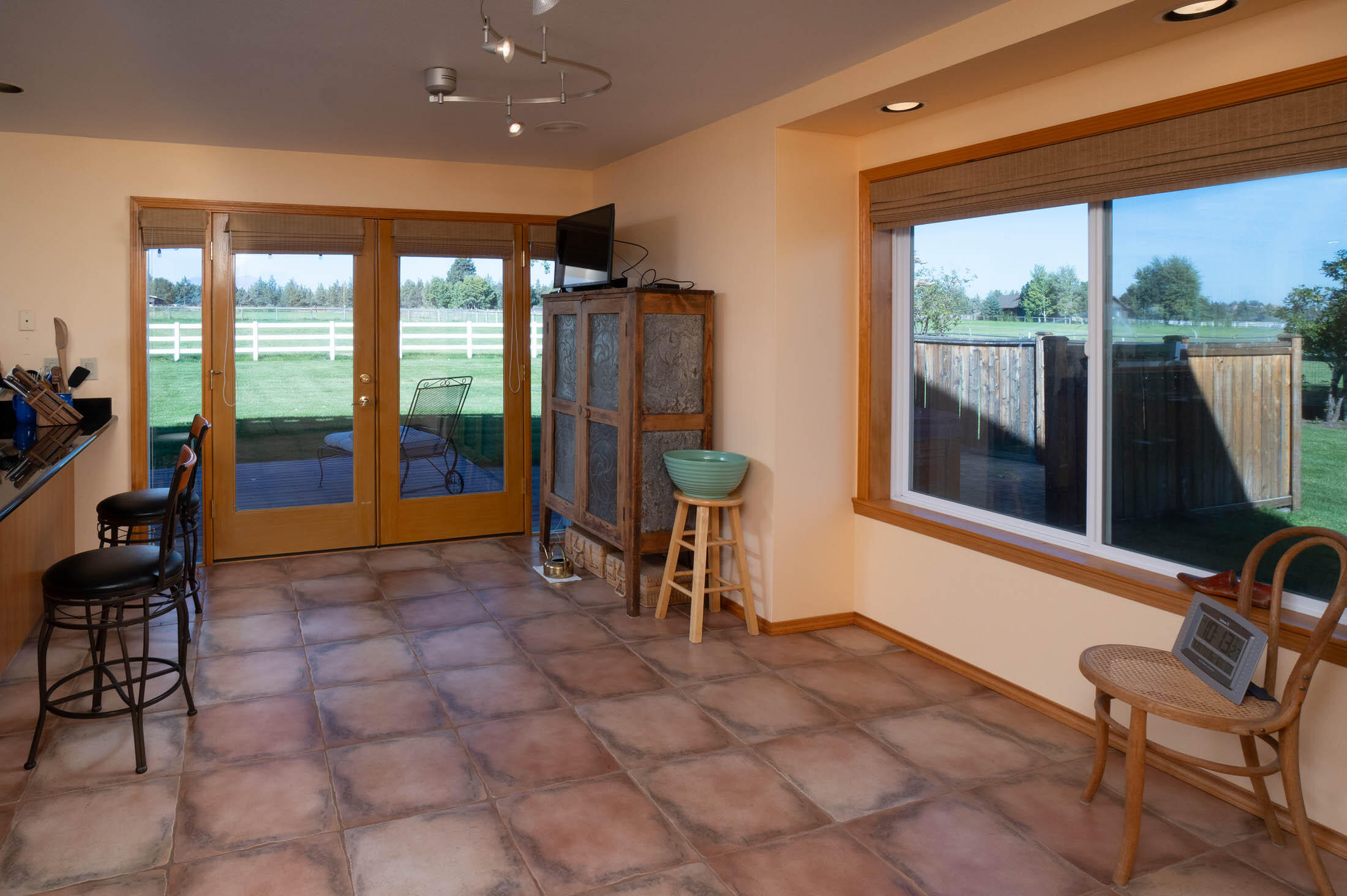 65010 Gerking Market Road Bend, OR 97703 - Photo 24 of 39 Breakfast room