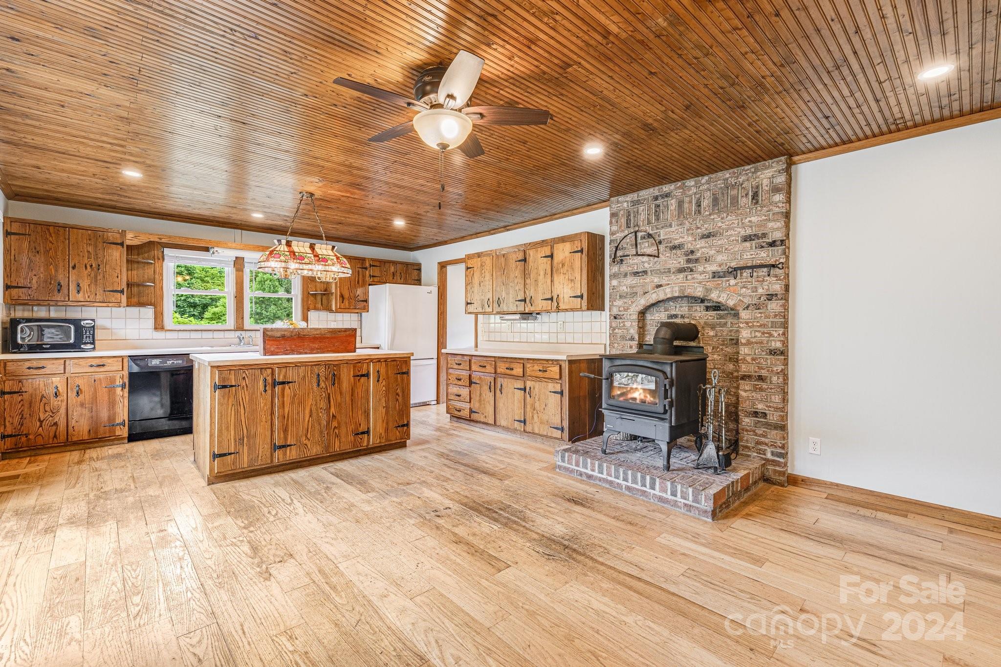 301 South Fork Road Marshall, NC 28753 - Photo 12 of 48 Gallery Image 12
