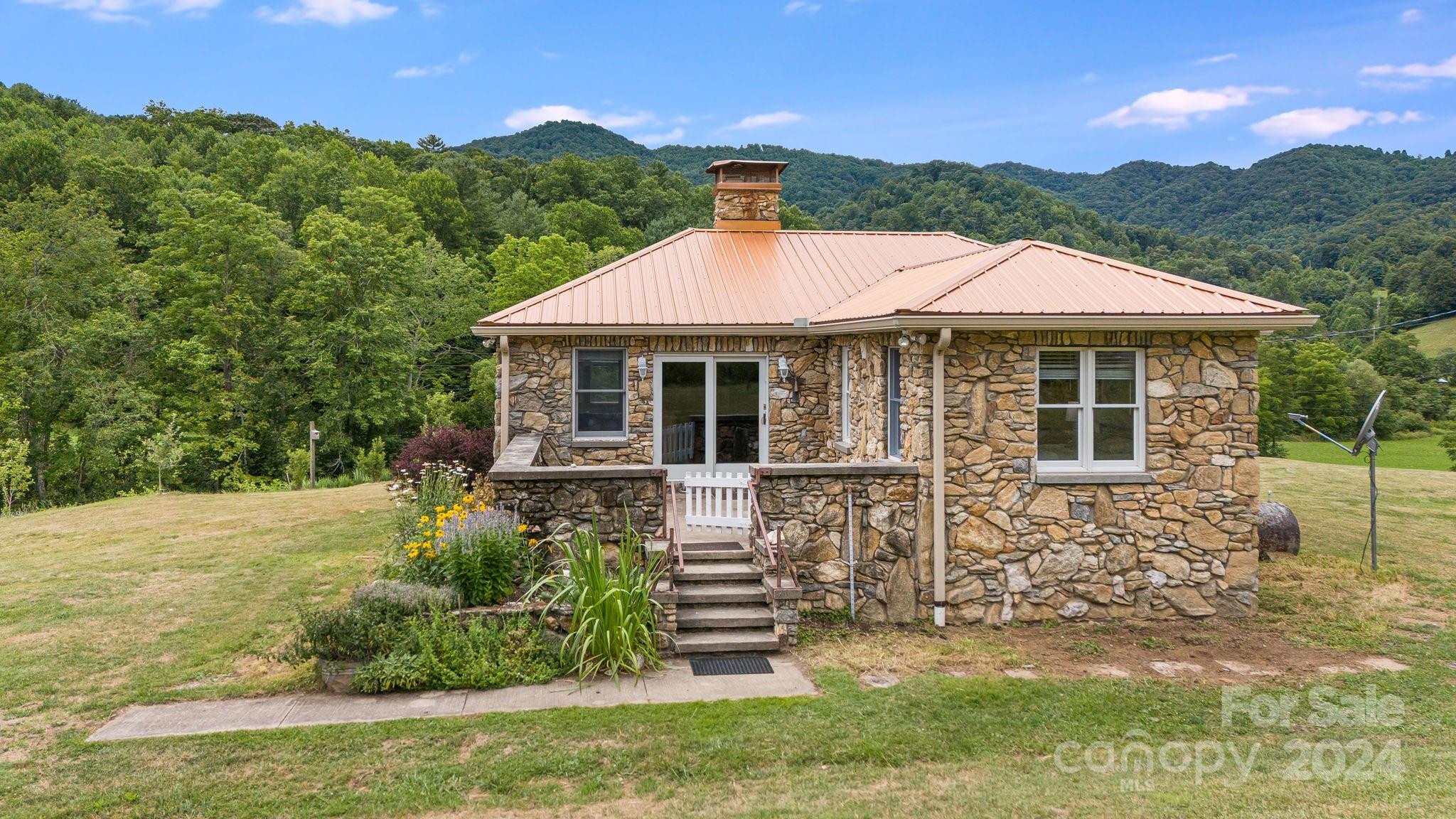 301 South Fork Road Marshall, NC 28753 - Photo 4 of 48 Gallery Image 4