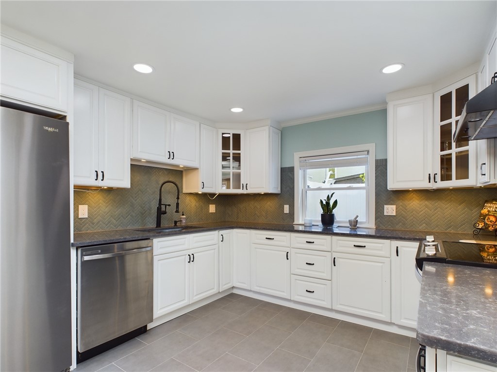 409 Shady Valley Road Coventry, RI 02816 - Photo 4 of 19
