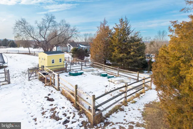 a view of outdoor space yard and street view