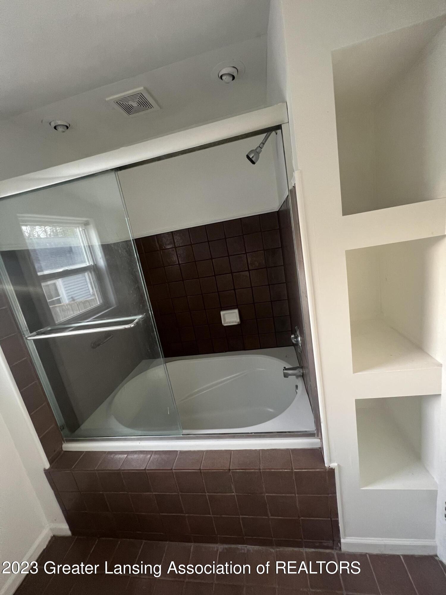 648 East Cavanaugh Road Lansing, MI 48910 - Photo 16 of 27 2CB475C5-6A6A-4E0D-B904-375EADB34B18