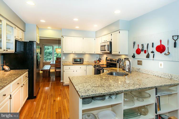 1586 Brass Lantern Way Reston, VA 20194 - Photo 11 of 29 Kitchen
