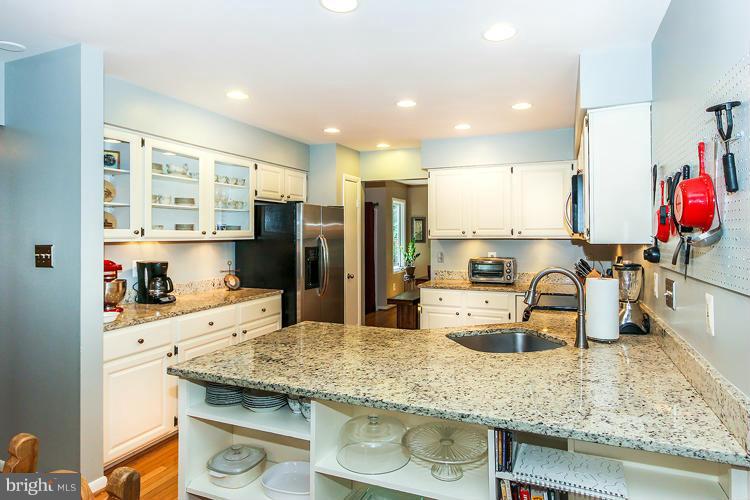 1586 Brass Lantern Way Reston, VA 20194 - Photo 12 of 29 Kitchen