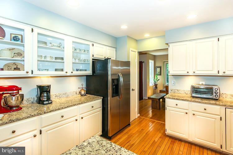 1586 Brass Lantern Way Reston, VA 20194 - Photo 13 of 29 Kitchen