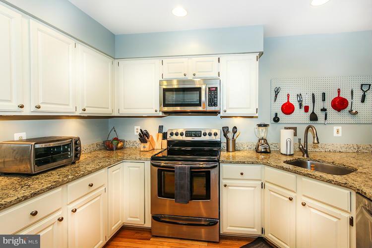 1586 Brass Lantern Way Reston, VA 20194 - Photo 14 of 29 Kitchen