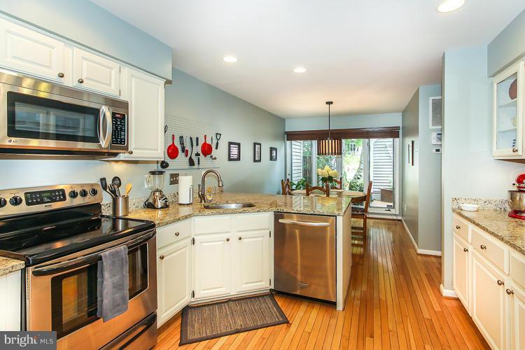 1586 Brass Lantern Way Reston, VA 20194 - Photo 9 of 29 Kitchen
