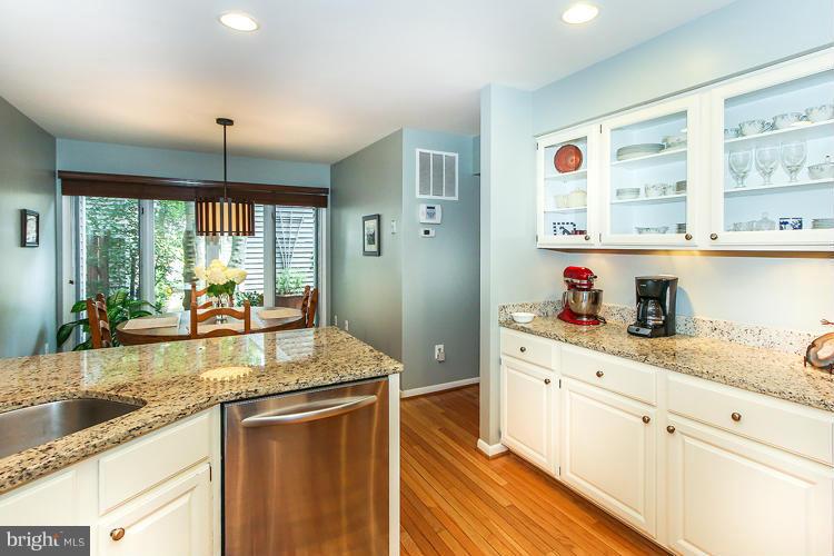 1586 Brass Lantern Way Reston, VA 20194 - Photo 10 of 29 Kitchen