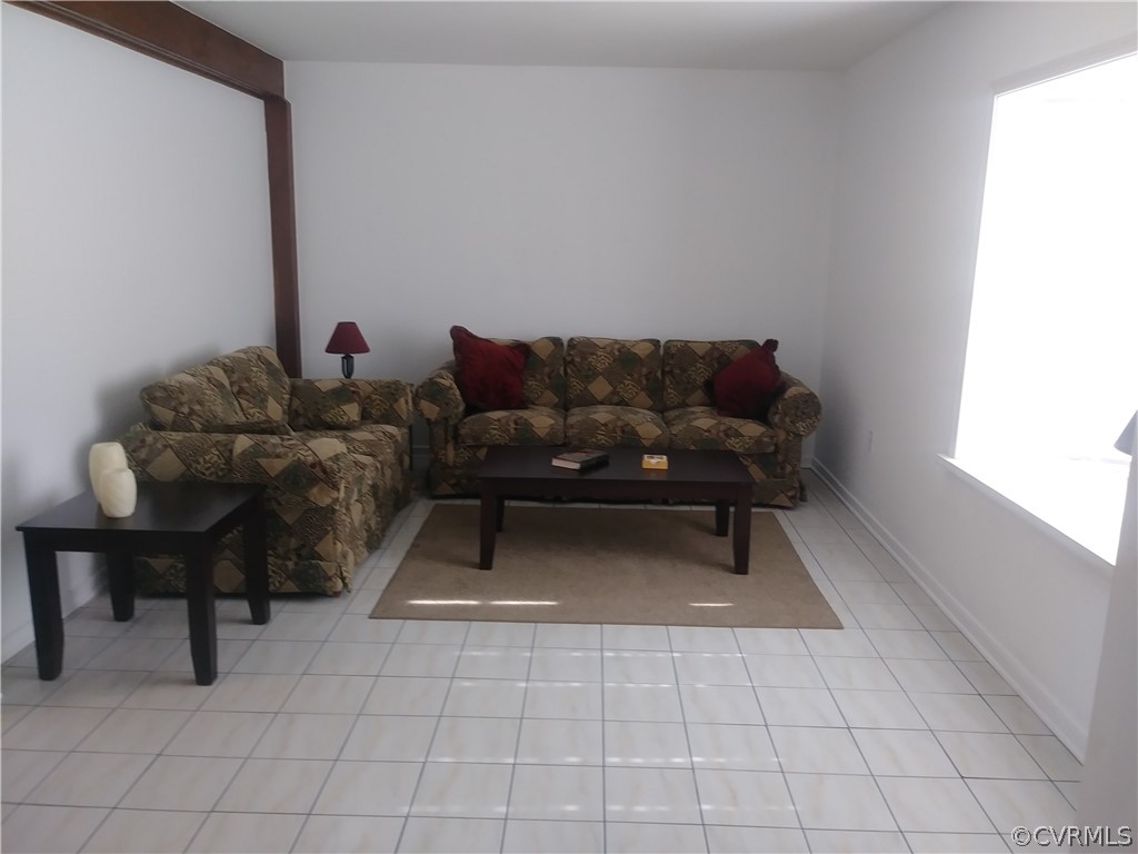 Awesome spacious living room
 Cable ready.