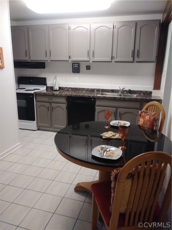 Kitchen has large walk in utility room.