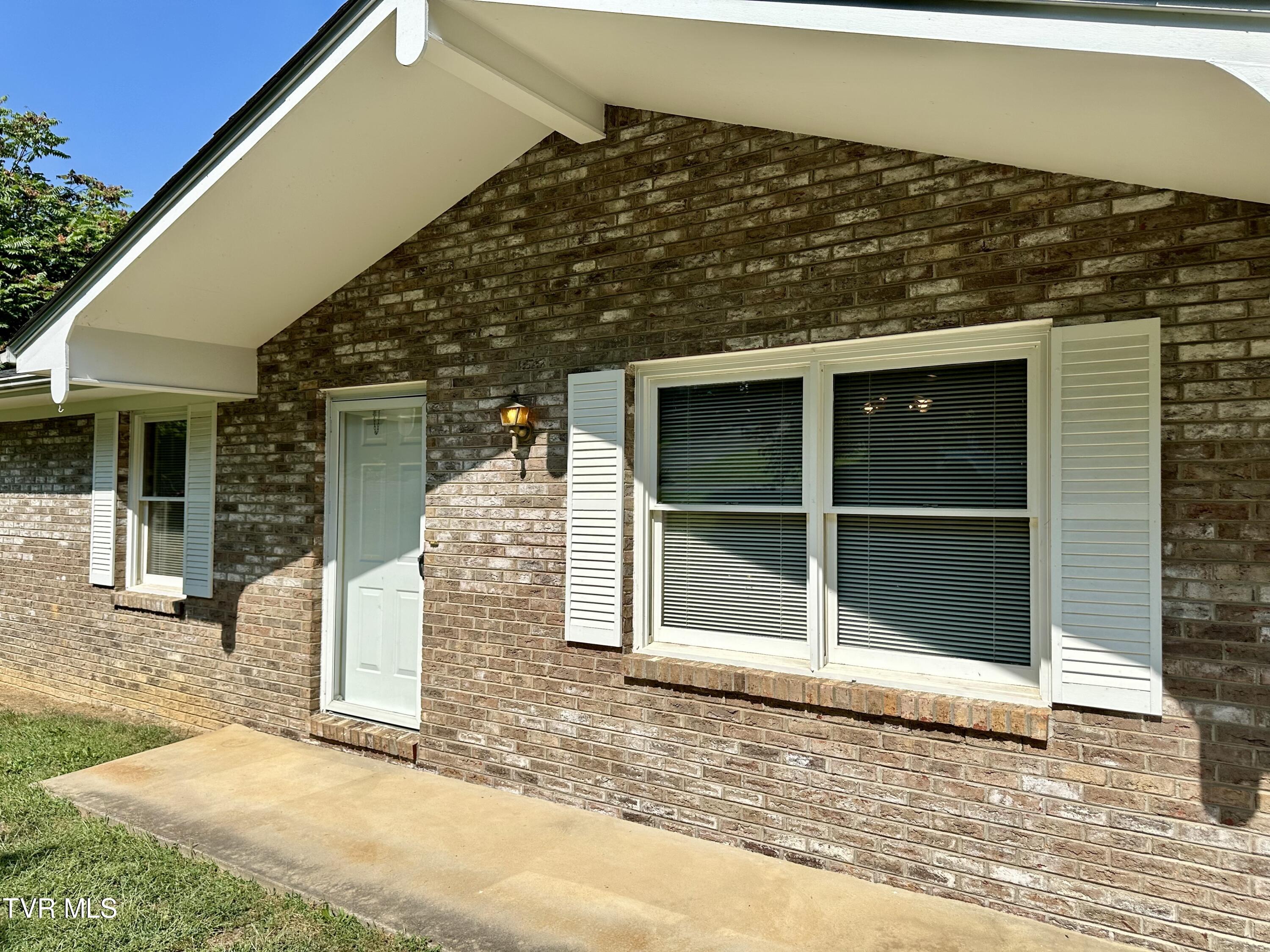 291 River Road Bluff City, TN 37618 - Photo 2 of 26 IMG_6816