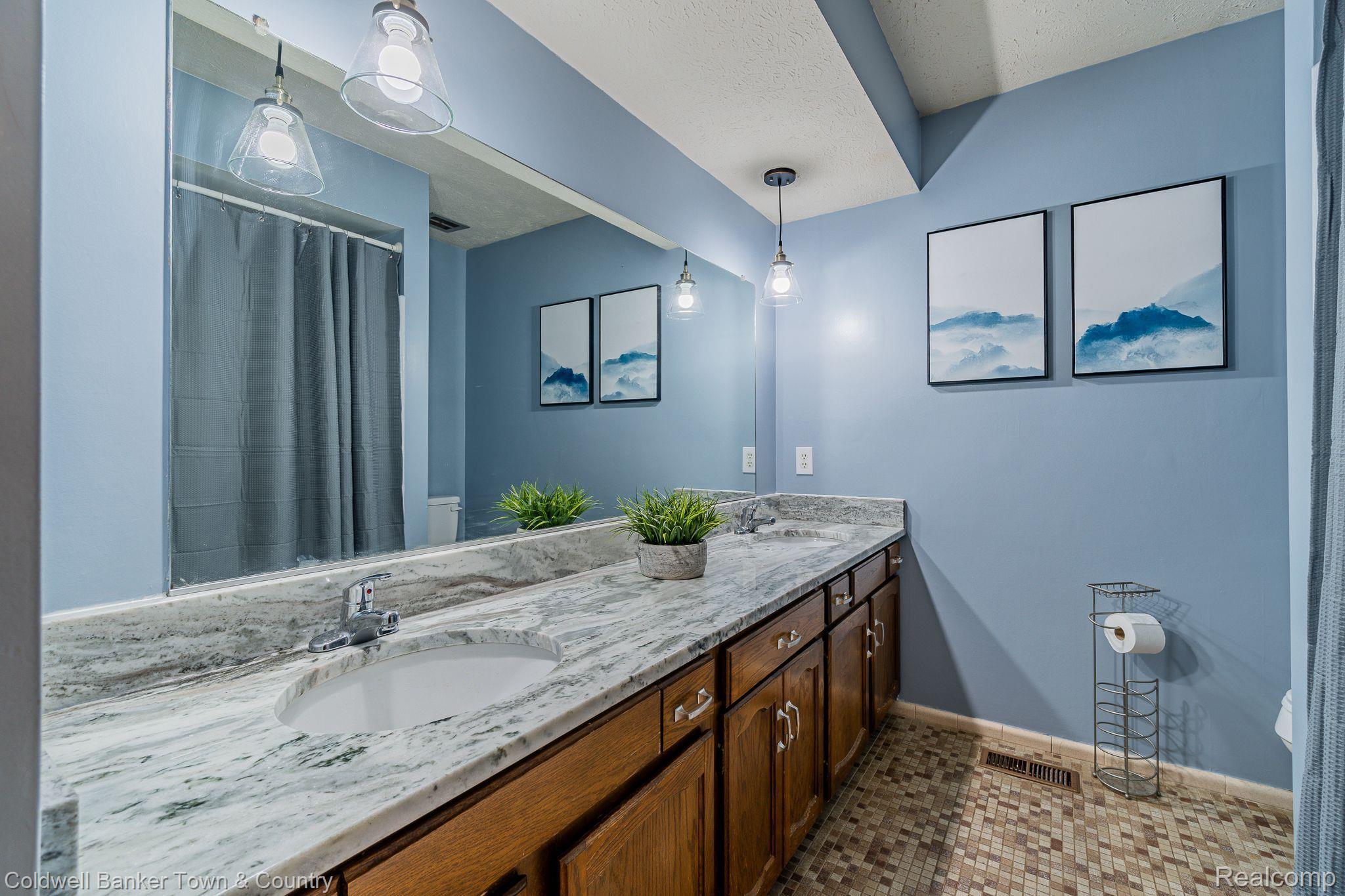 2145 Hidden Valley Howell, MI 48843 - Photo 34 of 59 Gallery Image 34