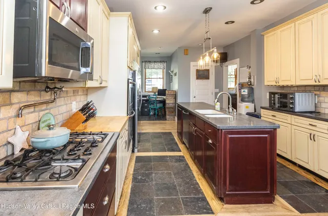 $999,000 | 45 Sunset View Drive, Saugerties, NY 12477