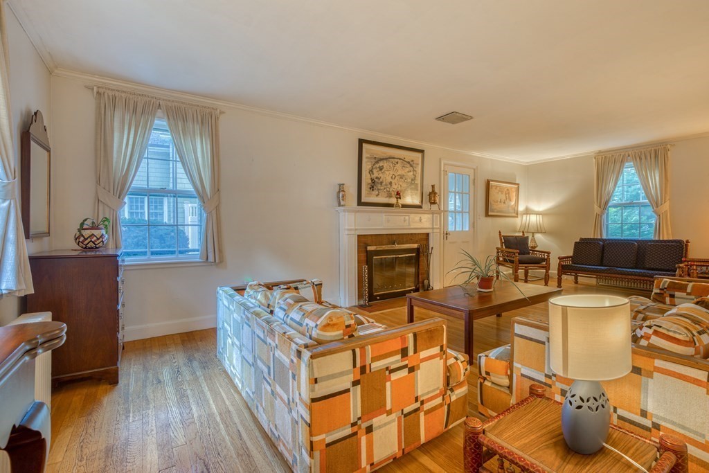 24 Martin Road Wellesley, MA 02481 - Photo 5 of 25
