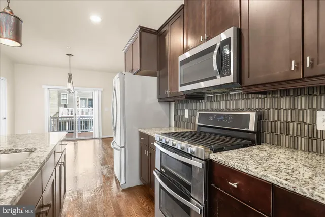 en empty room with windows and ceiling fan