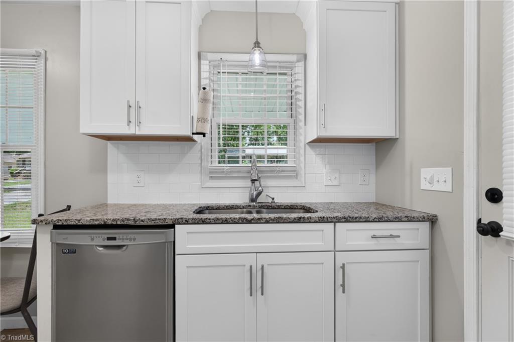124 Manor Drive High Point, NC 27260 - Photo 17 of 44